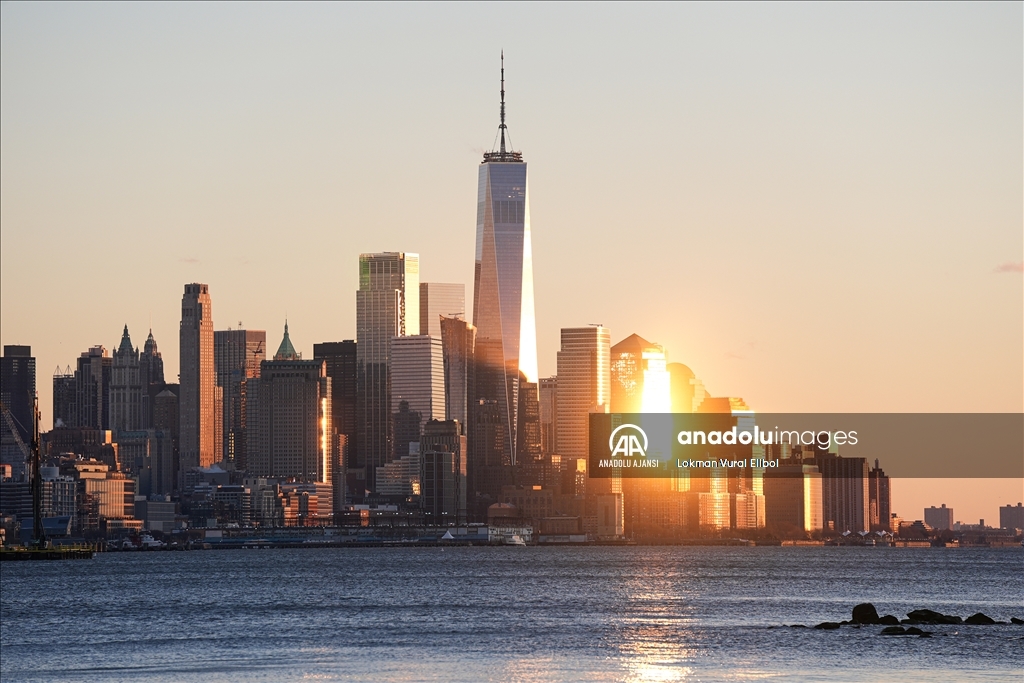 Gün batımı New York'un finansal merkezi Manhattan'ı etkileyici bir siluete dönüştürdü