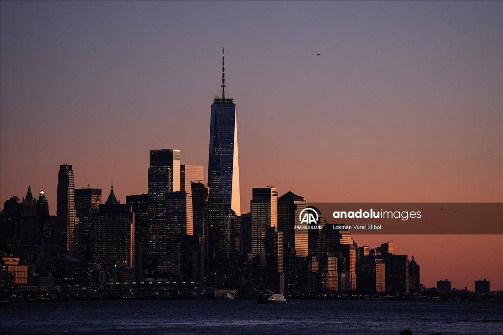 Gün batımı New York'un finansal merkezi Manhattan'ı etkileyici bir siluete dönüştürdü