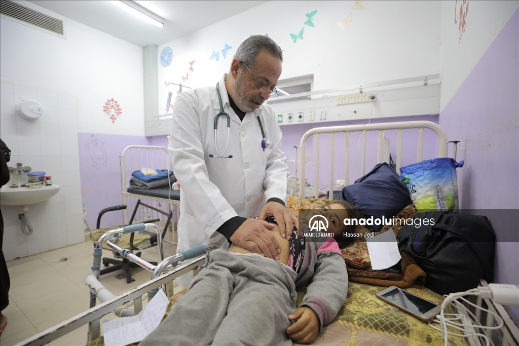 İsrail saldırısında bir bacağını kaybeden Filistinli doktor, görevine devam ediyor