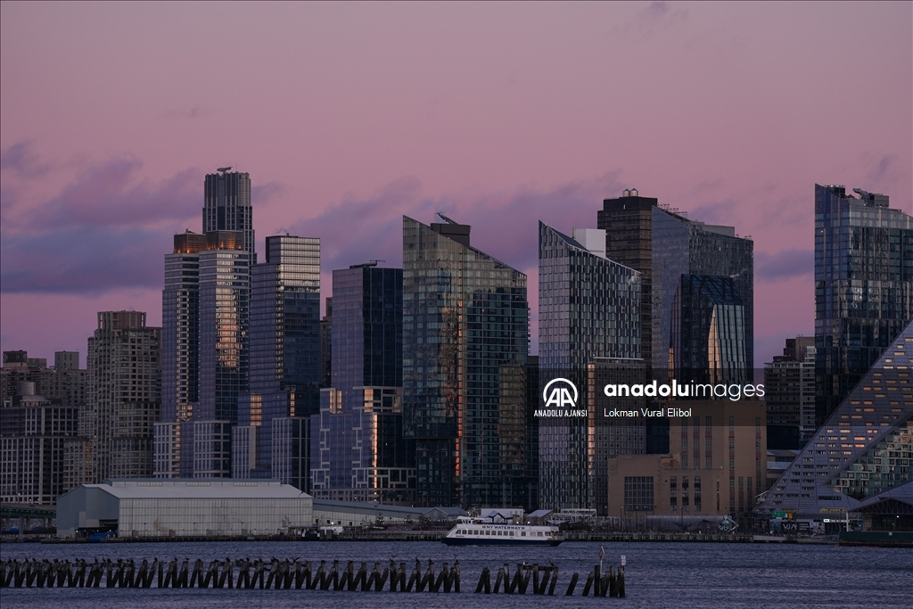 Gün batımı New York'un finansal merkezi Manhattan'ı etkileyici bir siluete dönüştürdü