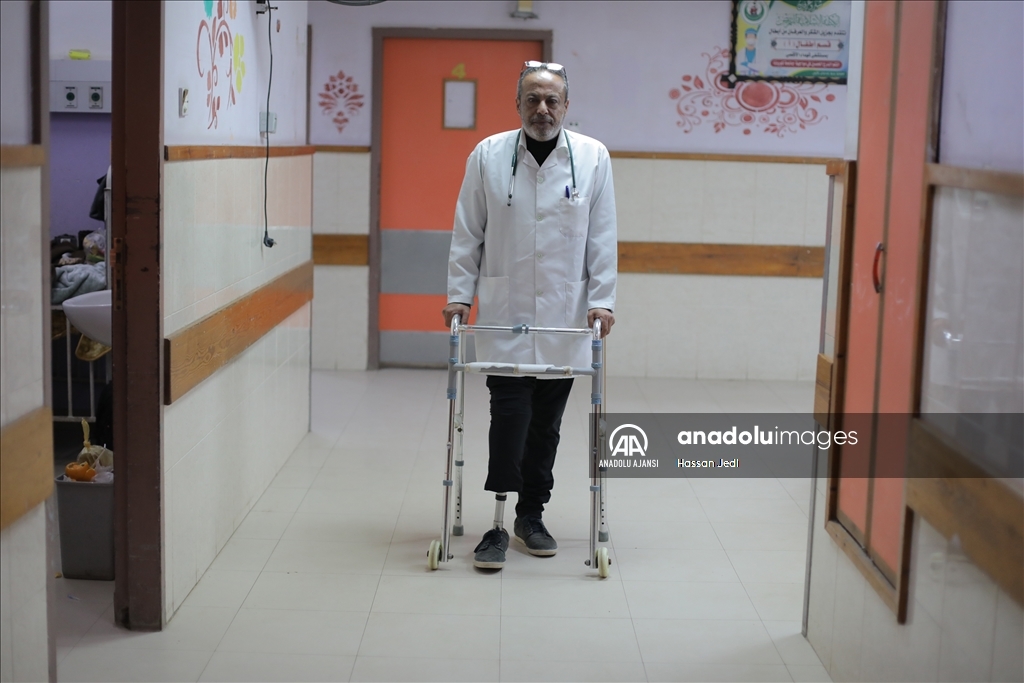 İsrail saldırısında bir bacağını kaybeden Filistinli doktor, görevine devam ediyor