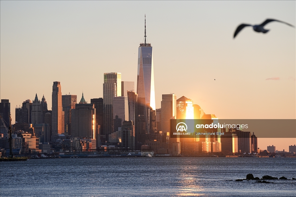 Gün batımı New York'un finansal merkezi Manhattan'ı etkileyici bir siluete dönüştürdü