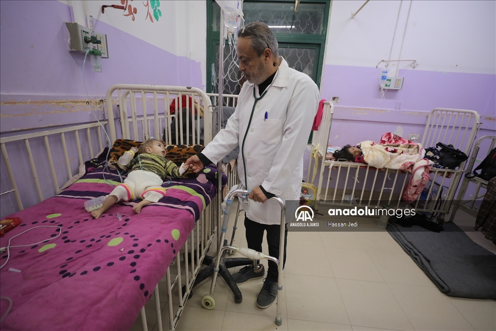 İsrail saldırısında bir bacağını kaybeden Filistinli doktor, görevine devam ediyor