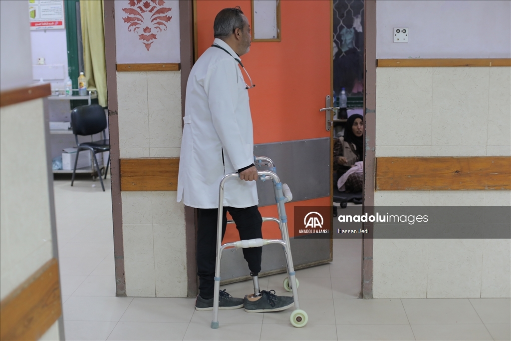 İsrail saldırısında bir bacağını kaybeden Filistinli doktor, görevine devam ediyor