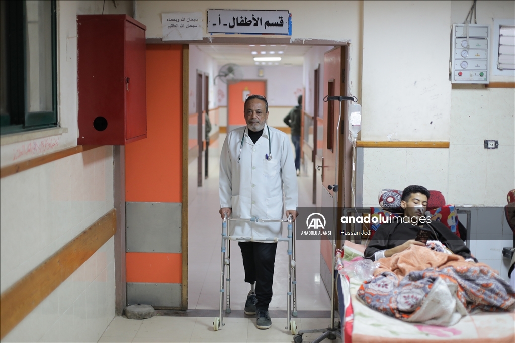 İsrail saldırısında bir bacağını kaybeden Filistinli doktor, görevine devam ediyor