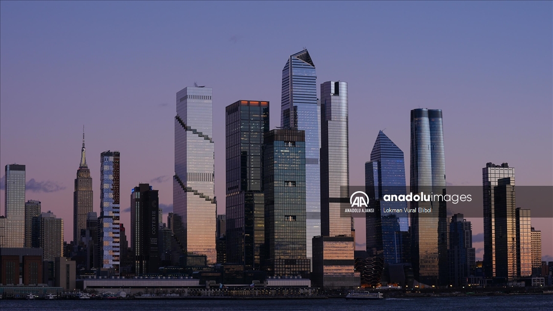 Gün batımı New York'un finansal merkezi Manhattan'ı etkileyici bir siluete dönüştürdü