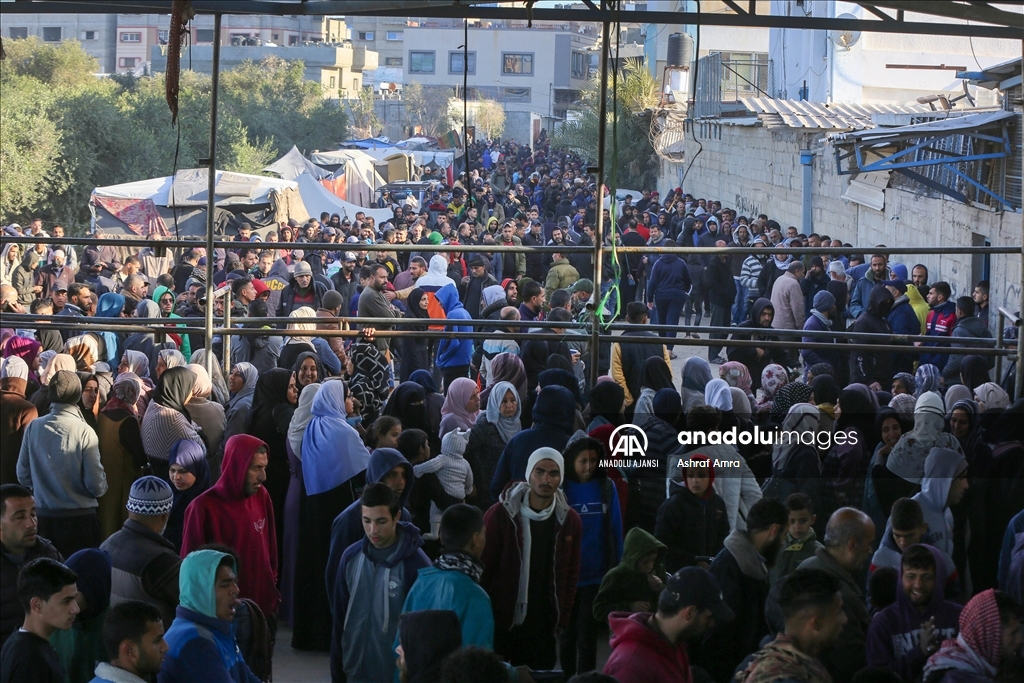 AFAD, gıda krizinin yaşandığı Gazze'de Filistinlilere un dağıttı