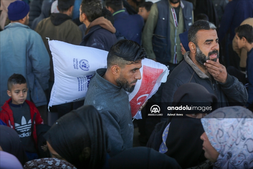 AFAD, gıda krizinin yaşandığı Gazze'de Filistinlilere un dağıttı
