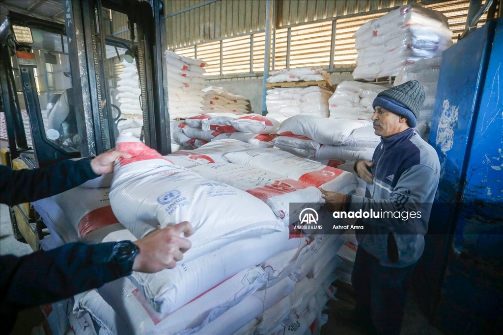 AFAD, gıda krizinin yaşandığı Gazze'de Filistinlilere un dağıttı