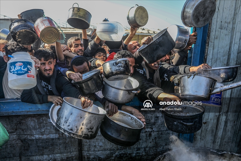 Gazze'de Filistinlilere yemek dağıtıldı