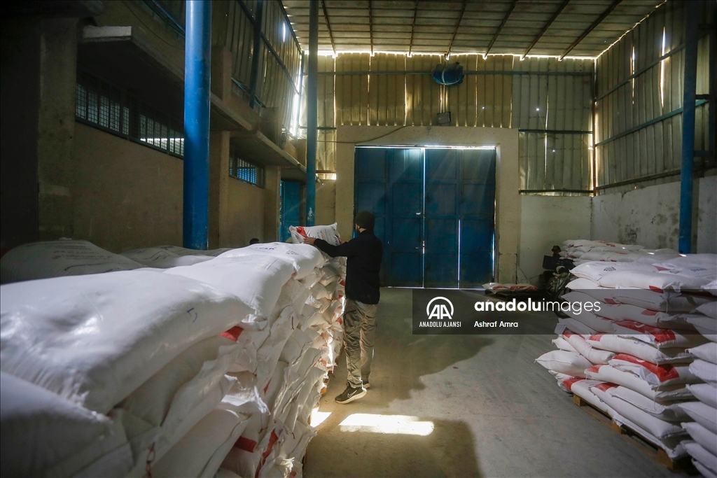 AFAD, gıda krizinin yaşandığı Gazze'de Filistinlilere un dağıttı