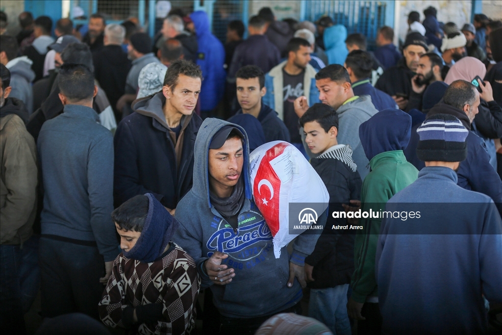 AFAD, gıda krizinin yaşandığı Gazze'de Filistinlilere un dağıttı