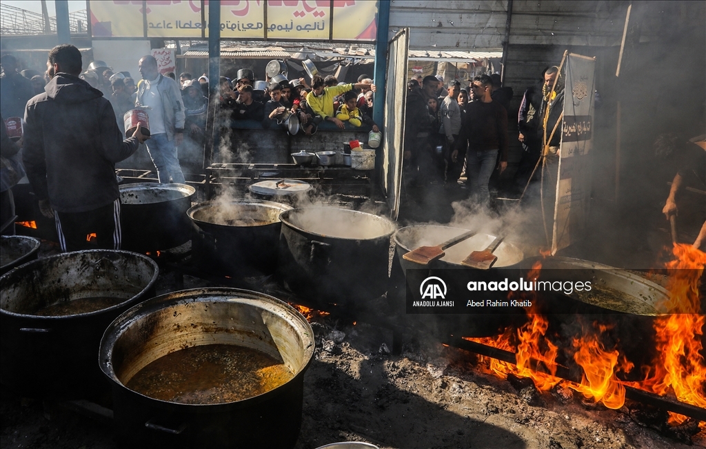Gazze'de Filistinlilere yemek dağıtıldı