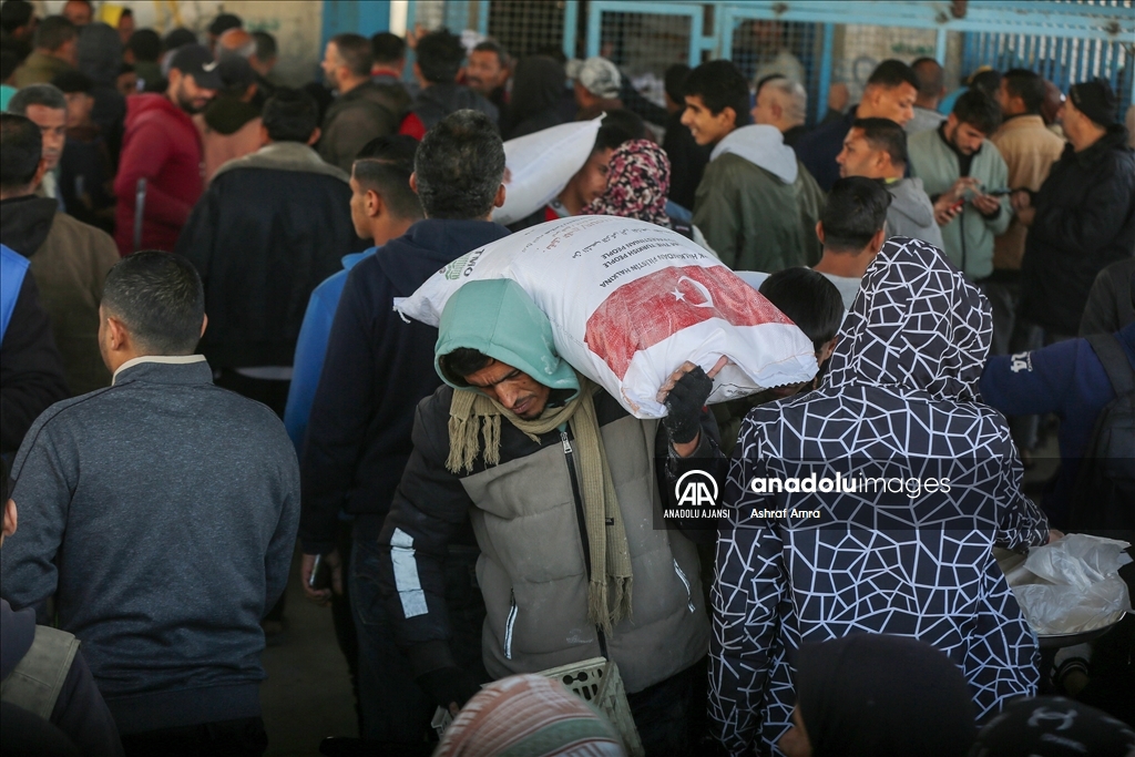 AFAD, gıda krizinin yaşandığı Gazze'de Filistinlilere un dağıttı