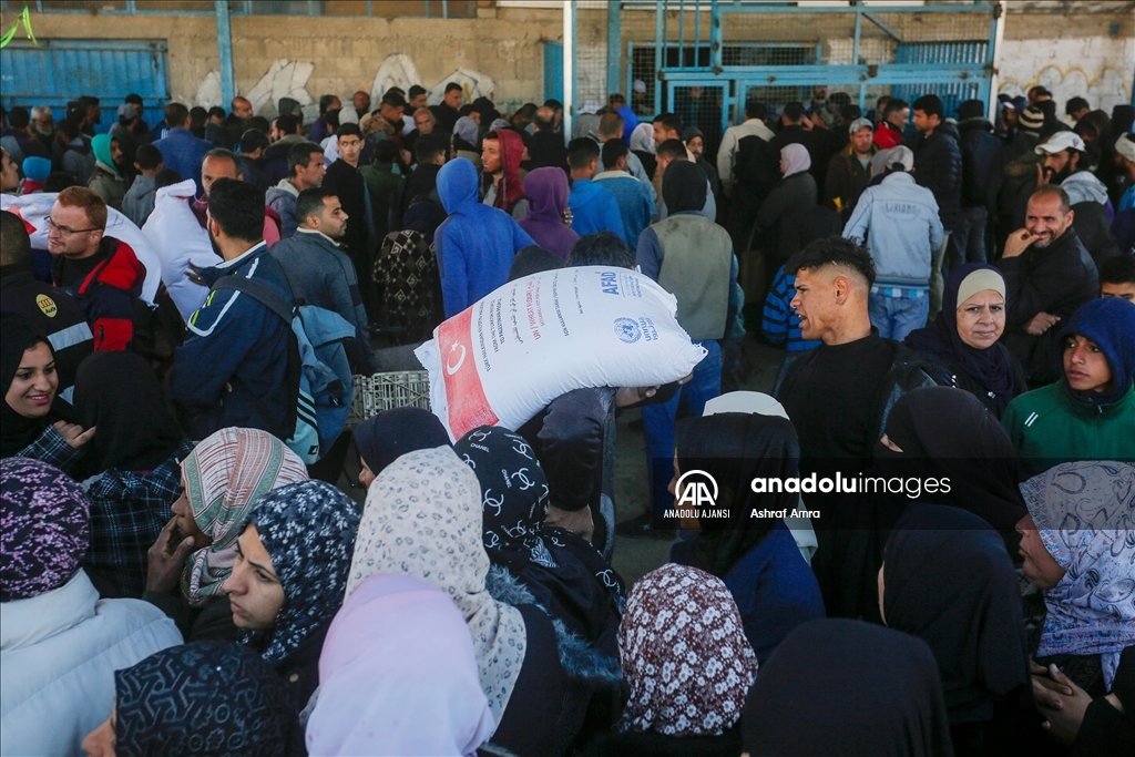 AFAD, gıda krizinin yaşandığı Gazze'de Filistinlilere un dağıttı