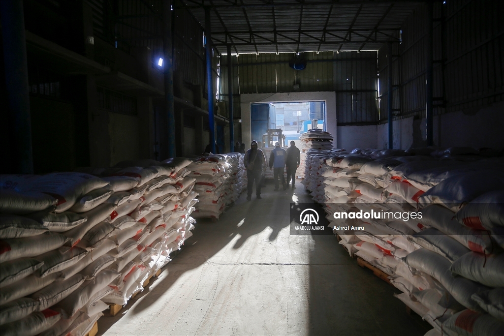AFAD, gıda krizinin yaşandığı Gazze'de Filistinlilere un dağıttı