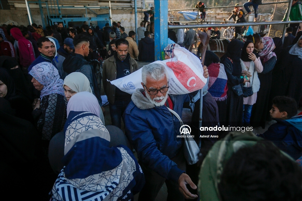AFAD, gıda krizinin yaşandığı Gazze'de Filistinlilere un dağıttı