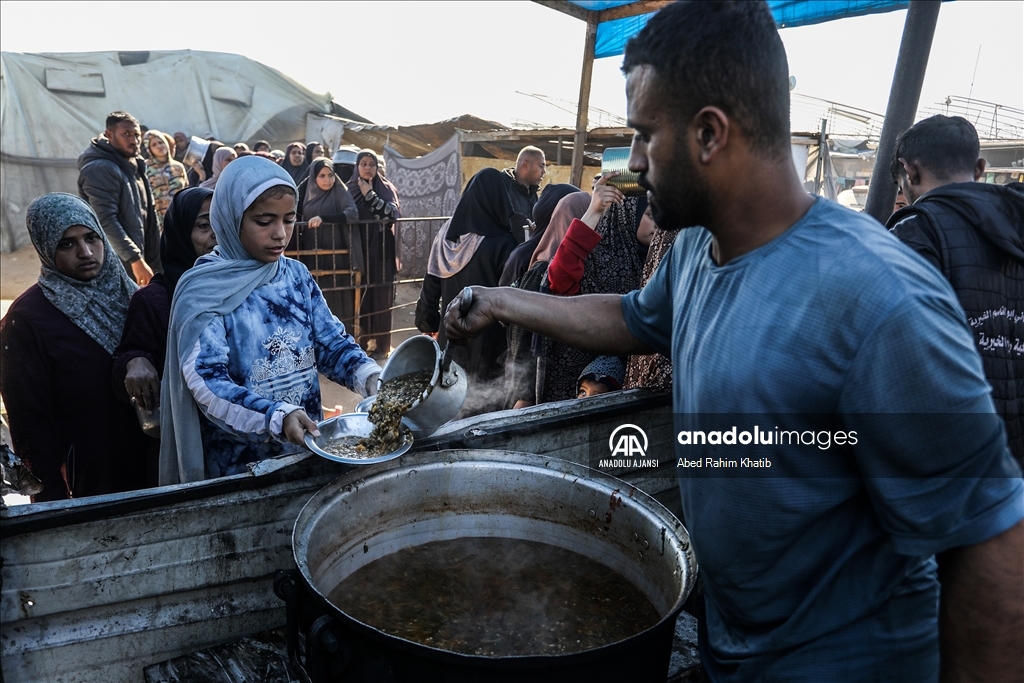 Gazze'de Filistinlilere yemek dağıtıldı