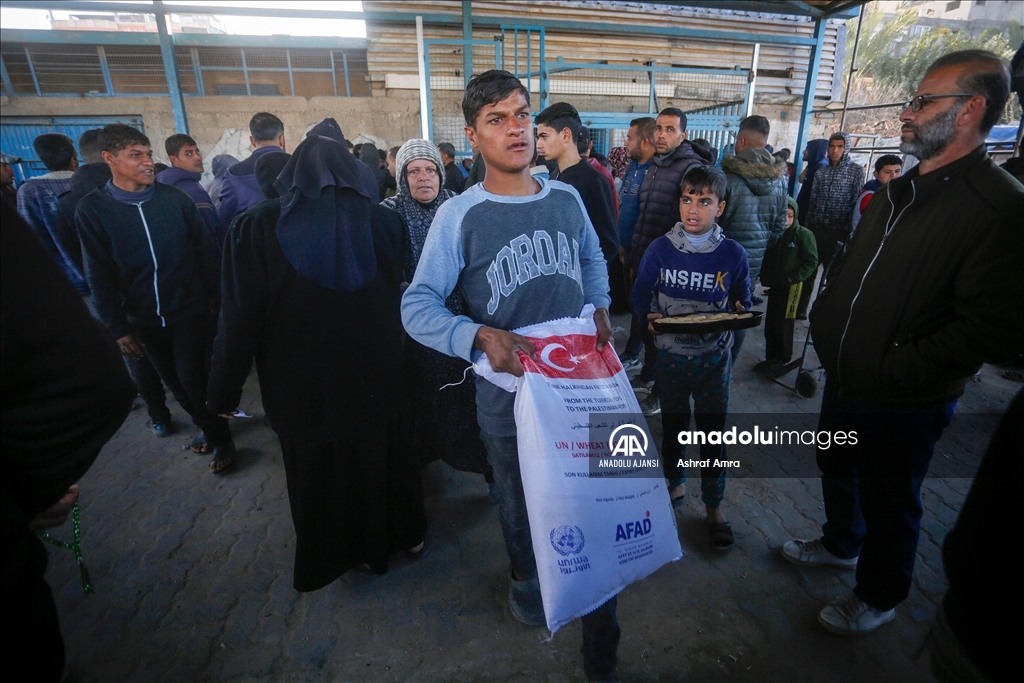 AFAD, gıda krizinin yaşandığı Gazze'de Filistinlilere un dağıttı