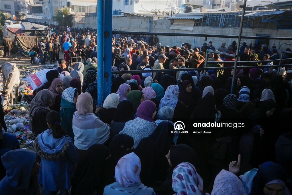 AFAD, gıda krizinin yaşandığı Gazze'de Filistinlilere un dağıttı