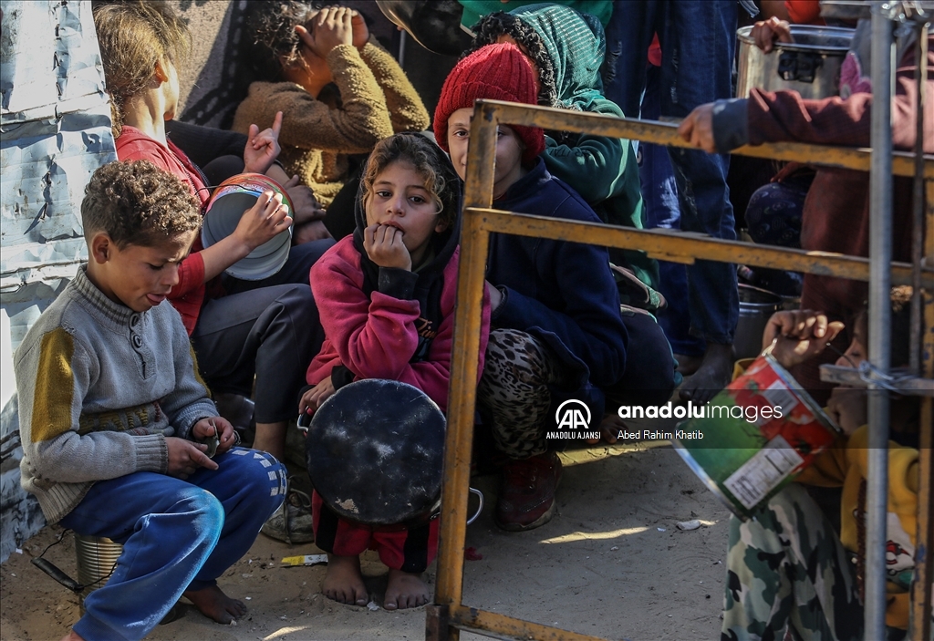 Gazze'de Filistinlilere yemek dağıtıldı