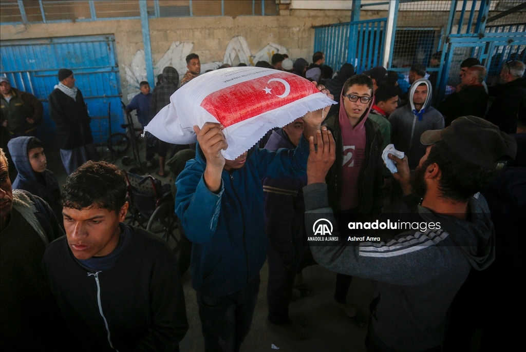 AFAD, gıda krizinin yaşandığı Gazze'de Filistinlilere un dağıttı