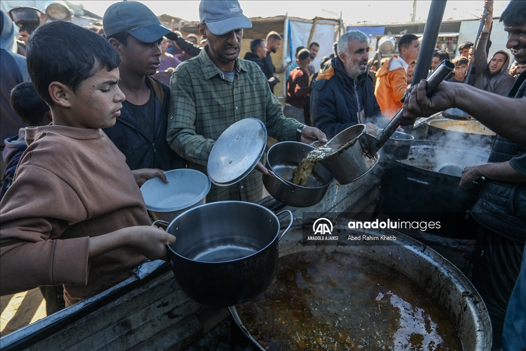 Gazze'de Filistinlilere yemek dağıtıldı
