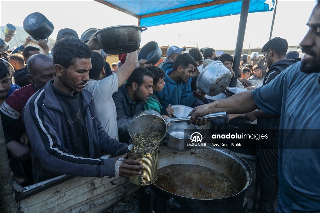 Gazze'de Filistinlilere yemek dağıtıldı