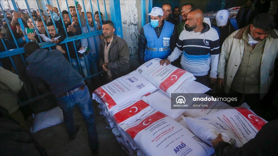 AFAD, gıda krizinin yaşandığı Gazze'de Filistinlilere un dağıttı