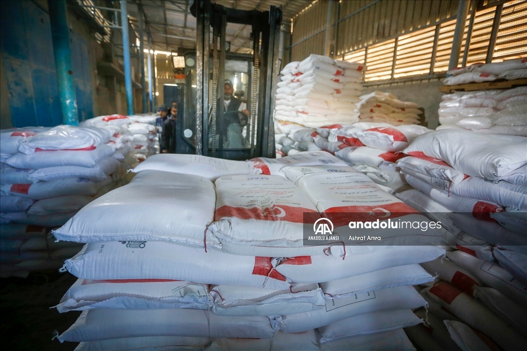 AFAD, gıda krizinin yaşandığı Gazze'de Filistinlilere un dağıttı