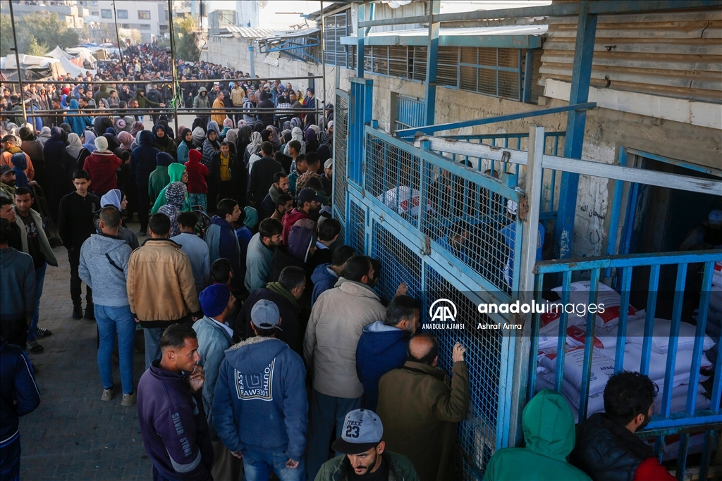 AFAD, gıda krizinin yaşandığı Gazze'de Filistinlilere un dağıttı