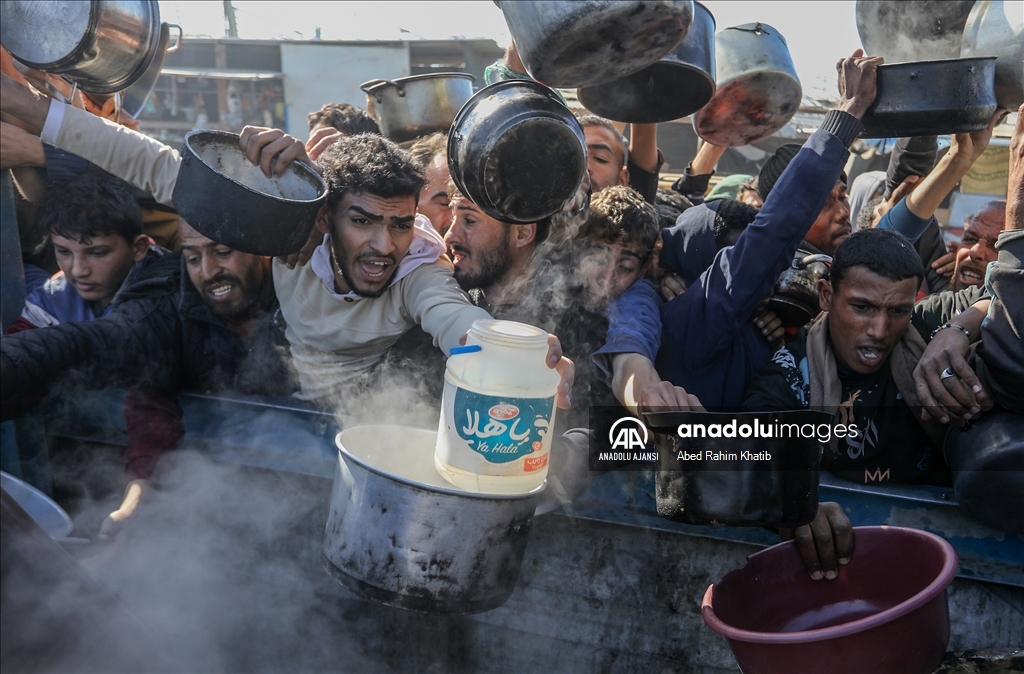 Gazze'de Filistinlilere yemek dağıtıldı