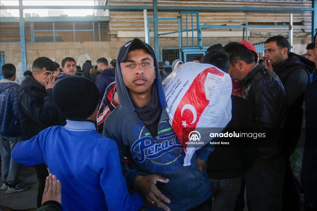 AFAD, gıda krizinin yaşandığı Gazze'de Filistinlilere un dağıttı