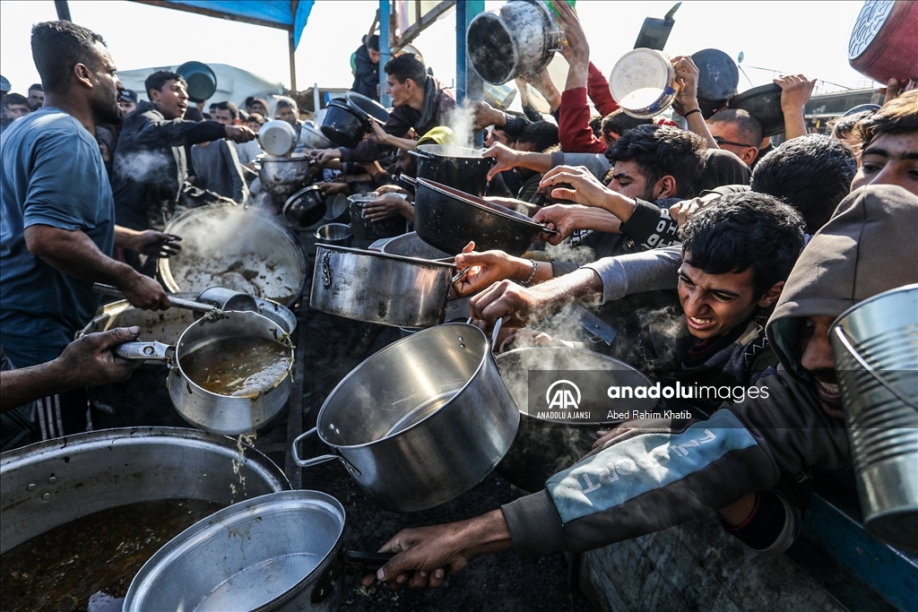 Gazze'de Filistinlilere yemek dağıtıldı