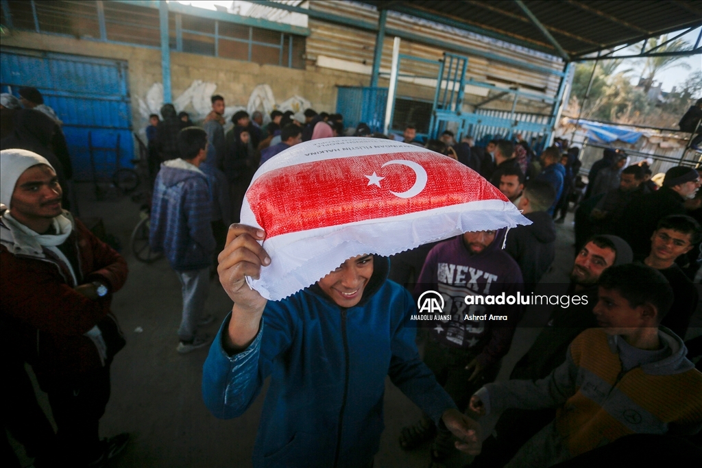 AFAD, gıda krizinin yaşandığı Gazze'de Filistinlilere un dağıttı
