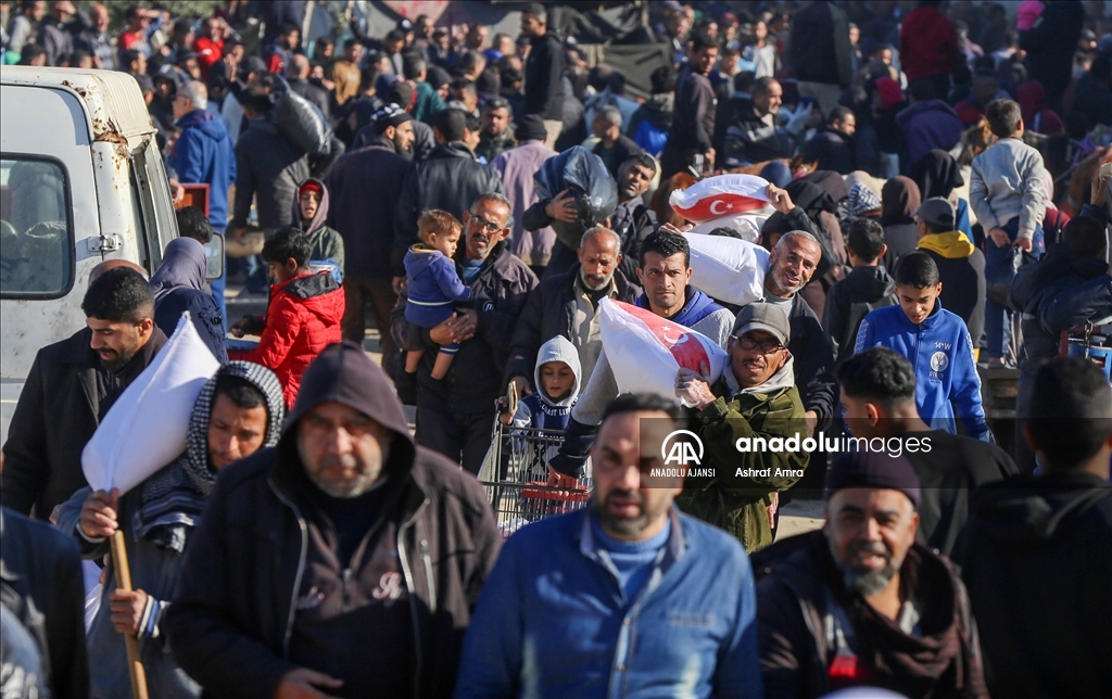 AFAD, gıda krizinin yaşandığı Gazze'de Filistinlilere un dağıttı