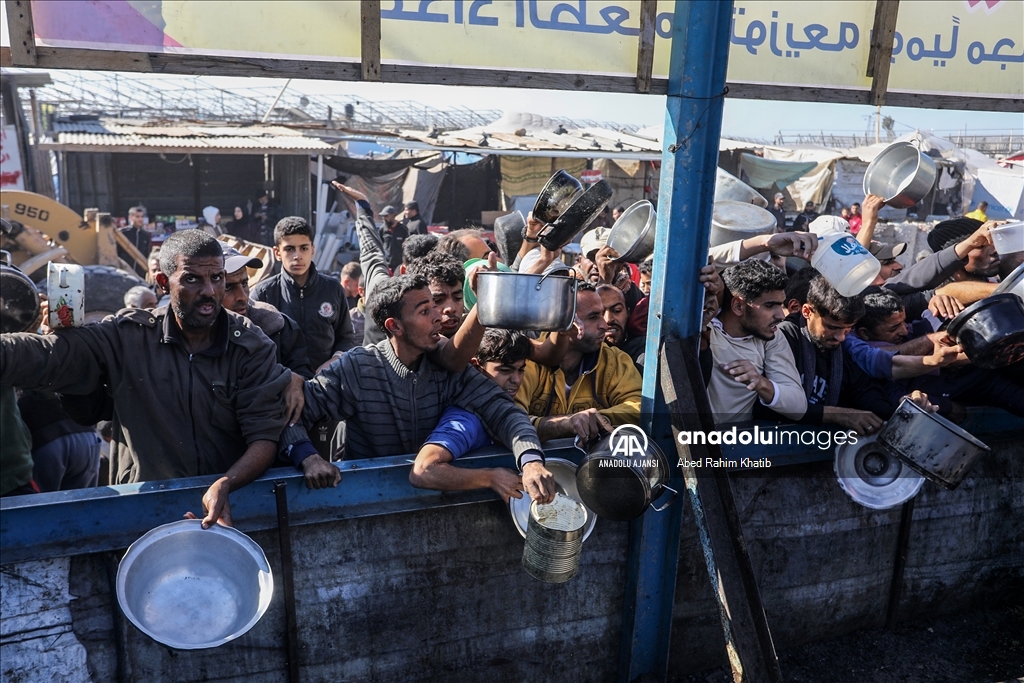 Gazze'de Filistinlilere yemek dağıtıldı