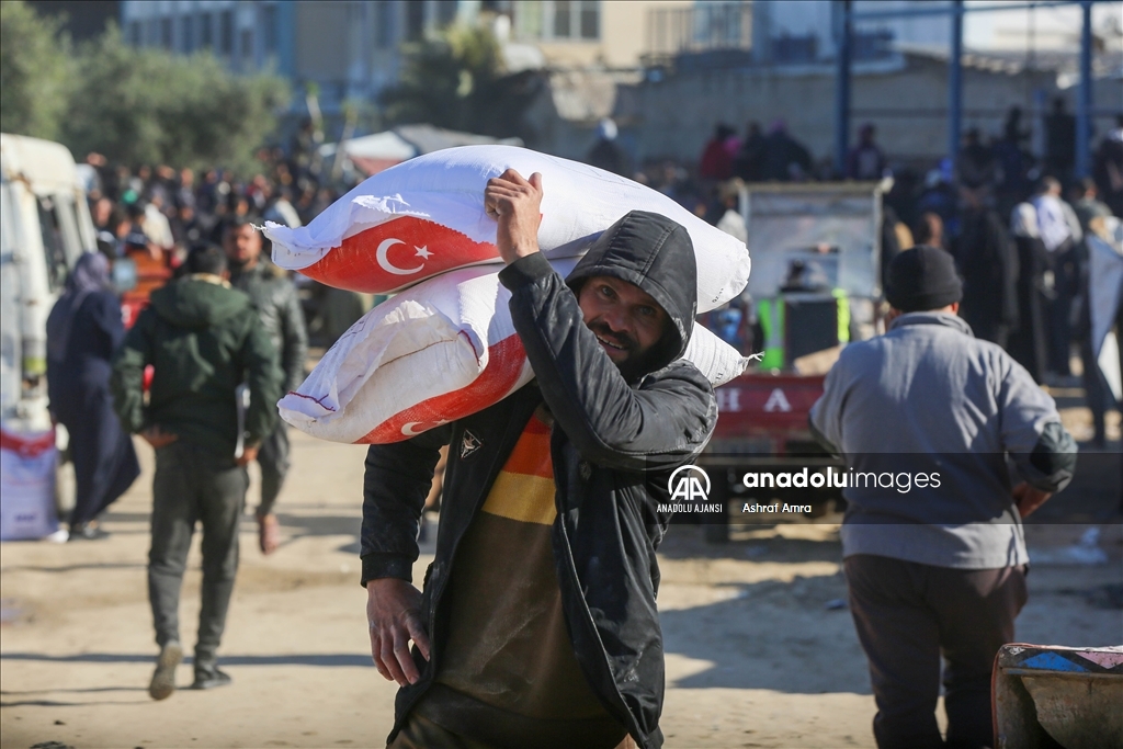 AFAD, gıda krizinin yaşandığı Gazze'de Filistinlilere un dağıttı