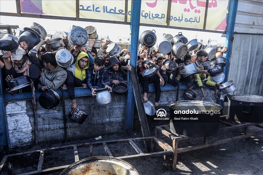 Gazze'de Filistinlilere yemek dağıtıldı
