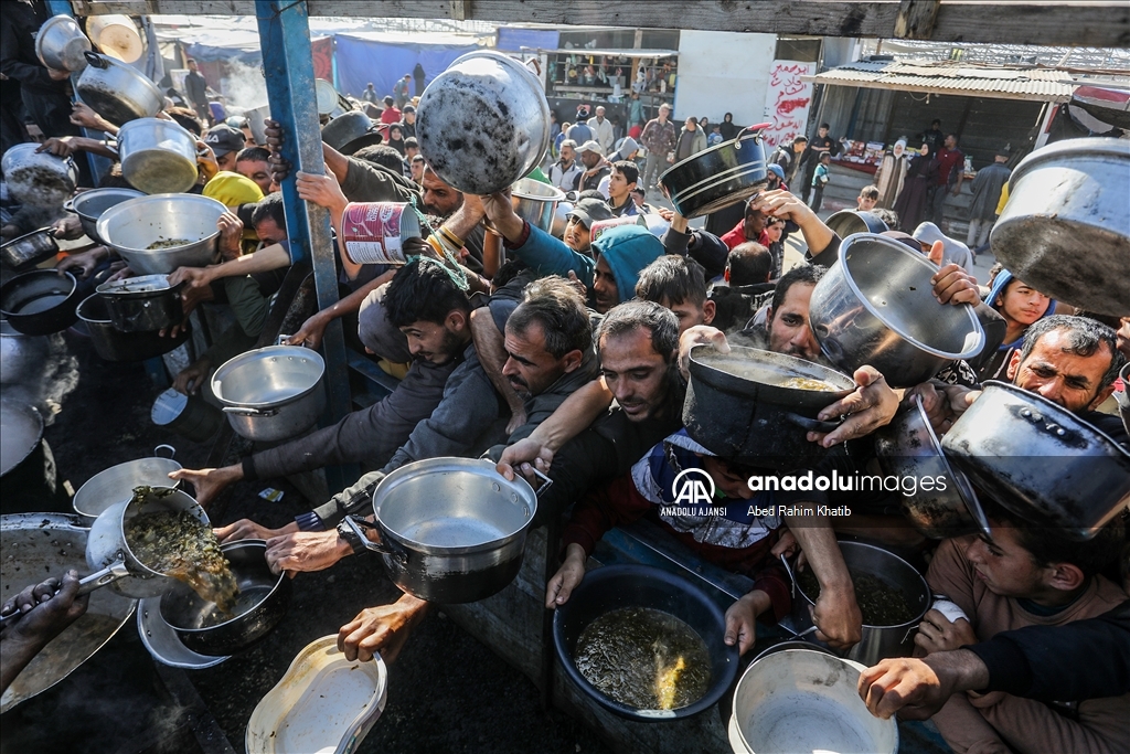 Gazze'de Filistinlilere yemek dağıtıldı