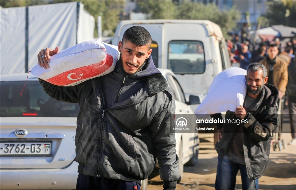 AFAD, gıda krizinin yaşandığı Gazze'de Filistinlilere un dağıttı