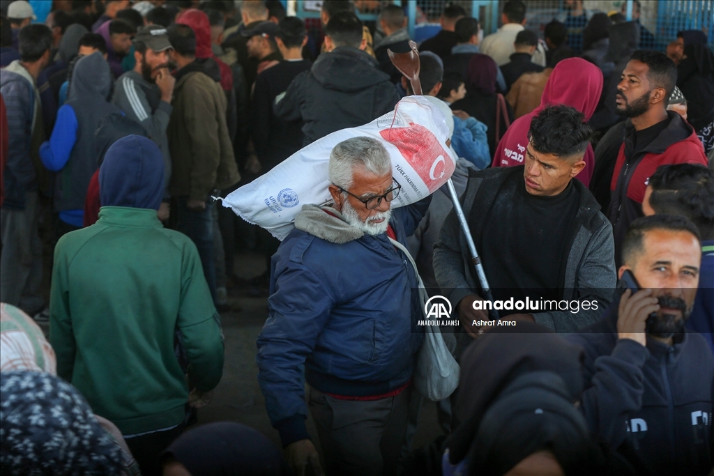 AFAD, gıda krizinin yaşandığı Gazze'de Filistinlilere un dağıttı