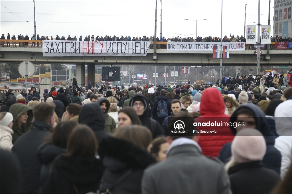 Thousands of students reacted with the government blocked a major intersection in Serbia