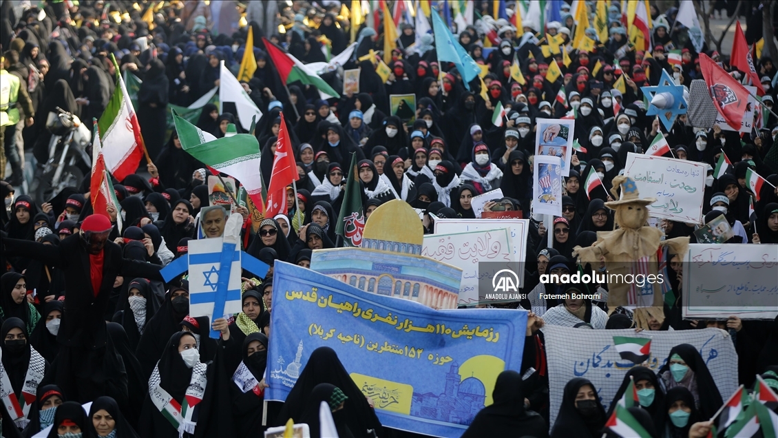 Tahran'da düzenlenen yürüyüşte yüzlerce kişi ABD ve İsrail'i protesto etti