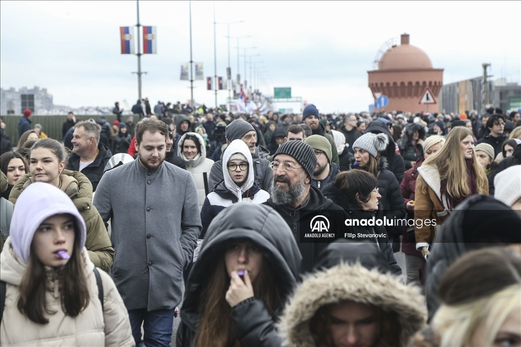 Thousands of students reacted with the government blocked a major intersection in Serbia