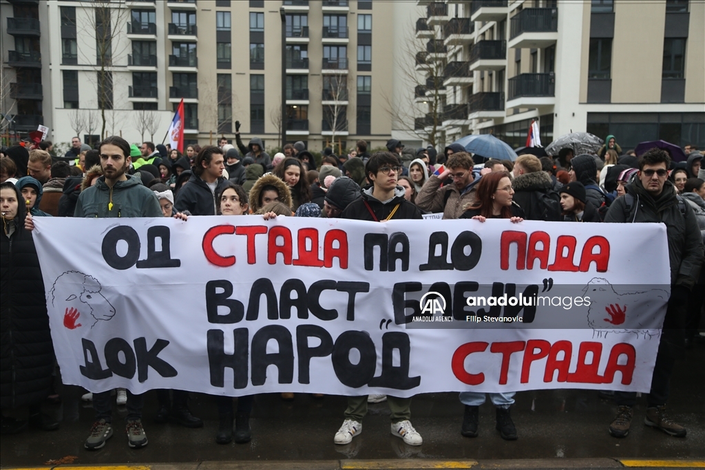 Thousands of students reacted with the government blocked a major intersection in Serbia