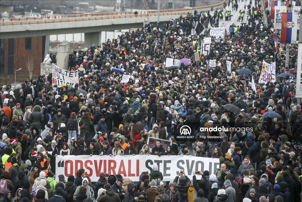 Thousands of students reacted with the government blocked a major intersection in Serbia