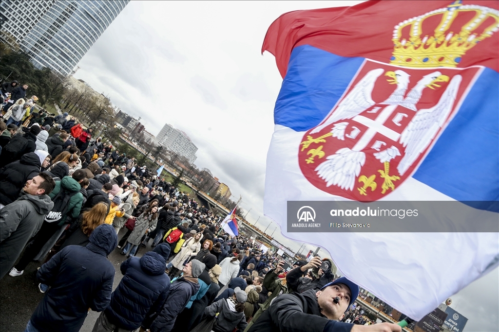 Thousands of students reacted with the government blocked a major intersection in Serbia