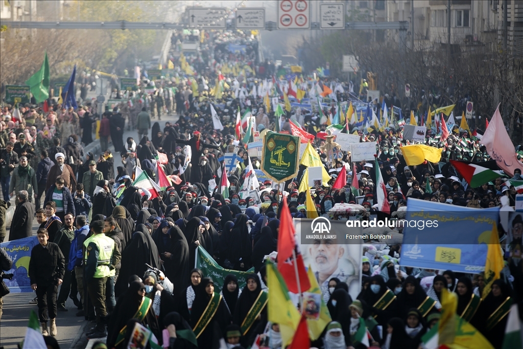 Tahran'da düzenlenen yürüyüşte yüzlerce kişi ABD ve İsrail'i protesto etti