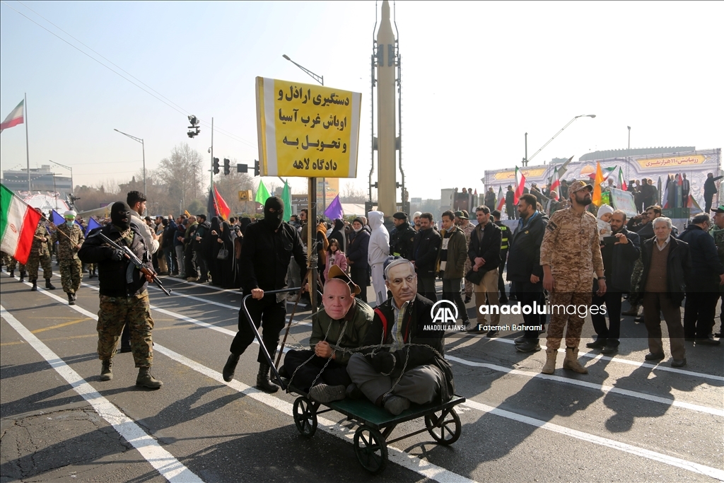 Tahran'da düzenlenen yürüyüşte yüzlerce kişi ABD ve İsrail'i protesto etti